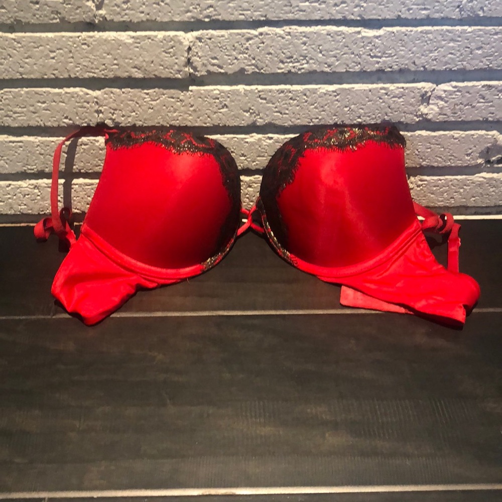VictoriaSecret Bombshell Plunge pushup bra.  Red w/black lace , great condition